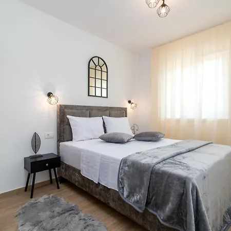 Terra - Comfort With Garden, Terrace & Free Parking 公寓 特罗吉尔