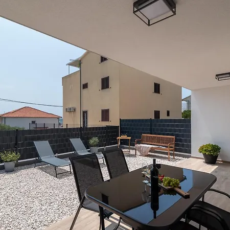 Terra - Comfort With Garden, Terrace & Free Parking 公寓 特罗吉尔