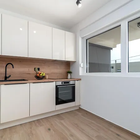 Terra - Comfort With Garden, Terrace & Free Parking