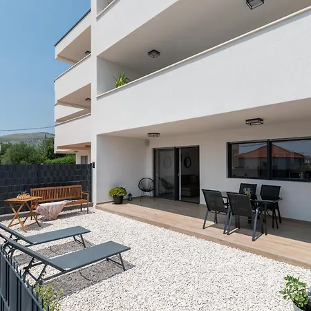 Terra - Comfort With Garden, Terrace & Free Parking 特罗吉尔