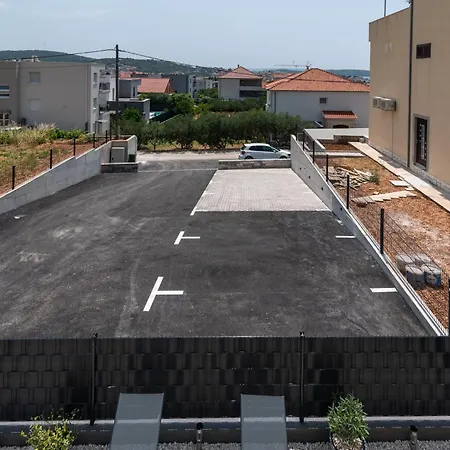 Terra - Comfort With Garden, Terrace & Free Parking