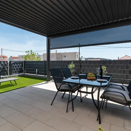 Apartment Terra - Comfort With Garden, Terrace & Free Parking Trogir
