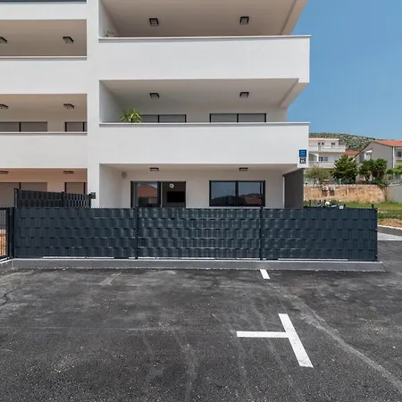 Terra - Comfort With Garden, Terrace & Free Parking شقة تروغير