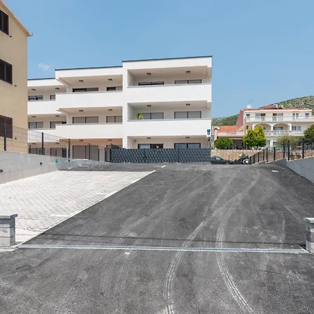 Terra - Comfort With Garden, Terrace & Free Parking