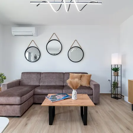 Terra - Comfort With Garden, Terrace & Free Parking