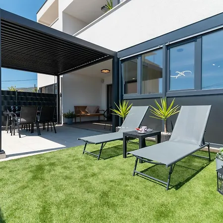 Apartmán Terra - Comfort With Garden, Terrace & Free Parking