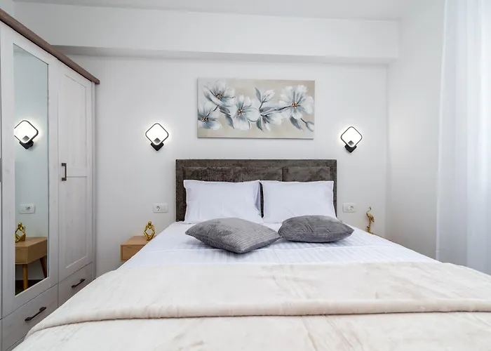 Apartman Terra - Comfort With Garden, Terrace & Free Parking Trogir