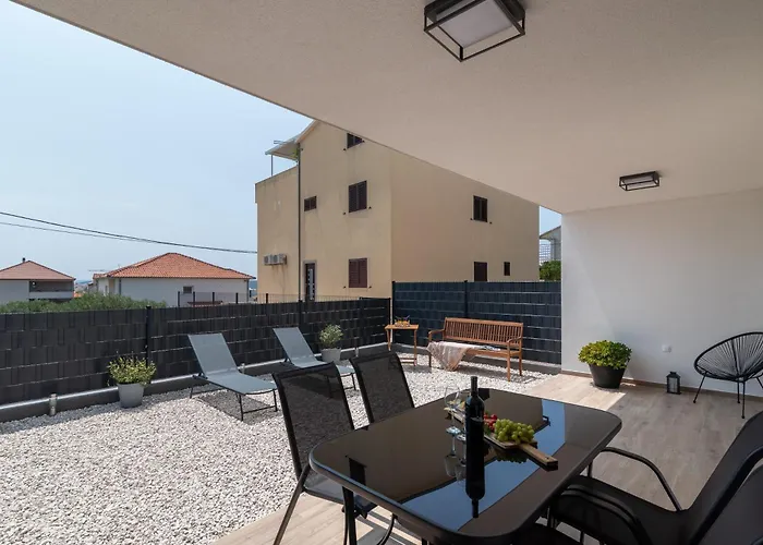 Terra - Comfort With Garden, Terrace & Free Parking Apartman Trogir