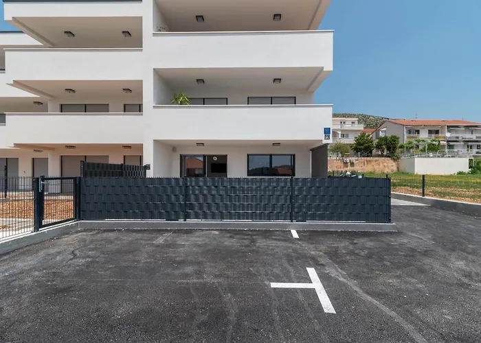 Terra - Comfort With Garden, Terrace & Free Parking Apartman Trogir