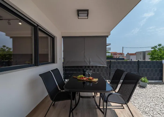 Terra - Comfort With Garden, Terrace & Free Parking شقة *