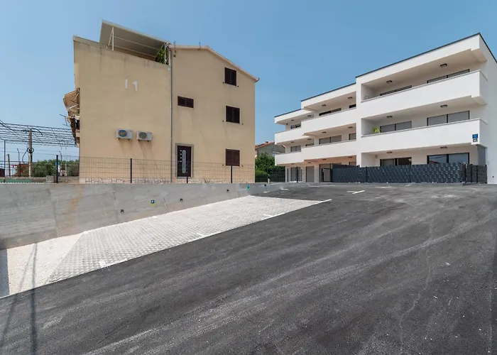 Terra - Comfort With Garden, Terrace & Free Parking Trogir