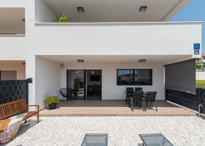 Terra - Comfort With Garden, Terrace & Free Parking Apartman Trogir