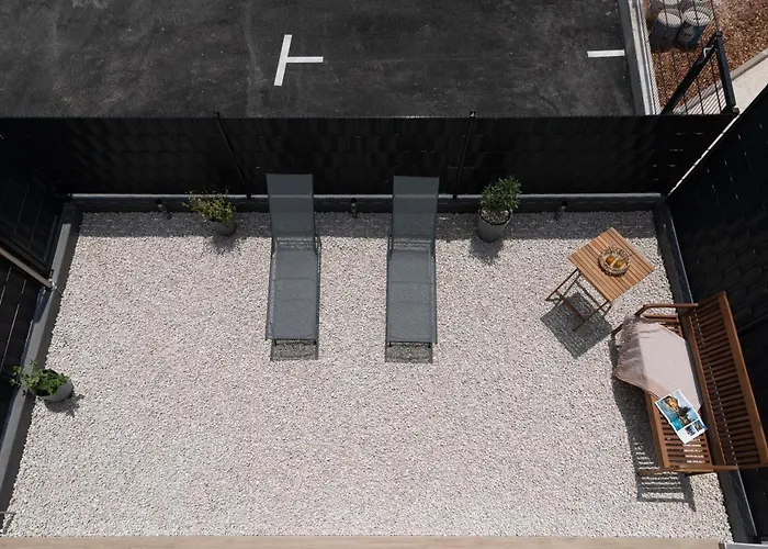 Terra - Comfort With Garden, Terrace & Free Parking