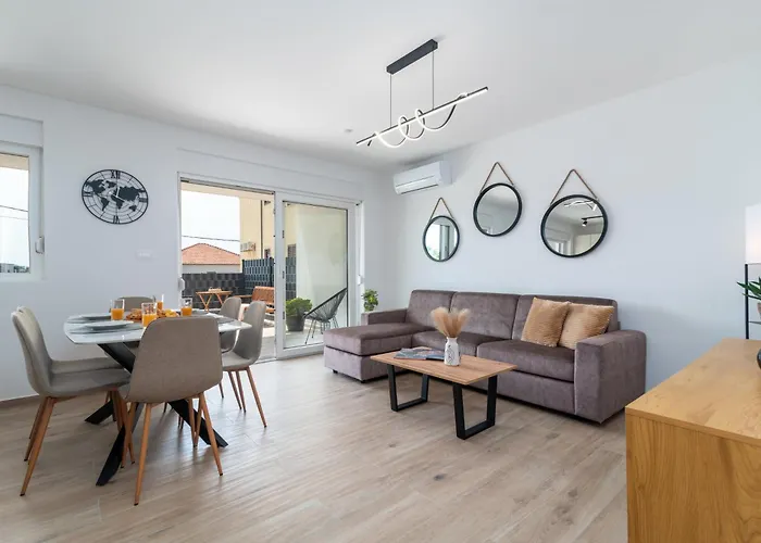 Apartman Terra - Comfort With Garden, Terrace & Free Parking Trogir