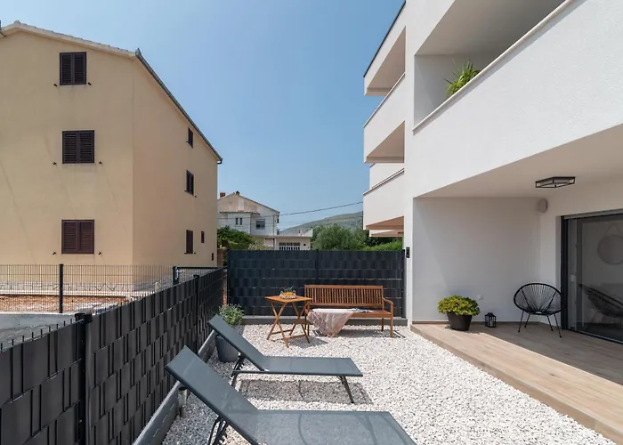 Apartman Terra - Comfort With Garden, Terrace & Free Parking Trogir