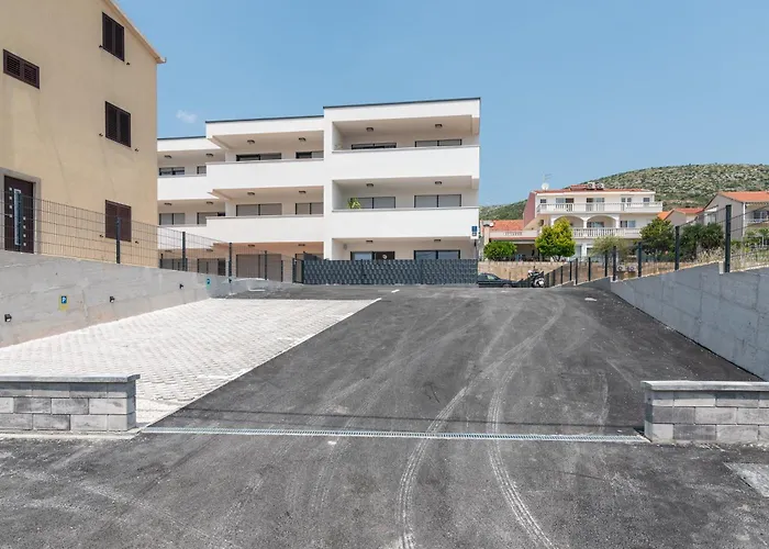 Terra - Comfort With Garden, Terrace & Free Parking