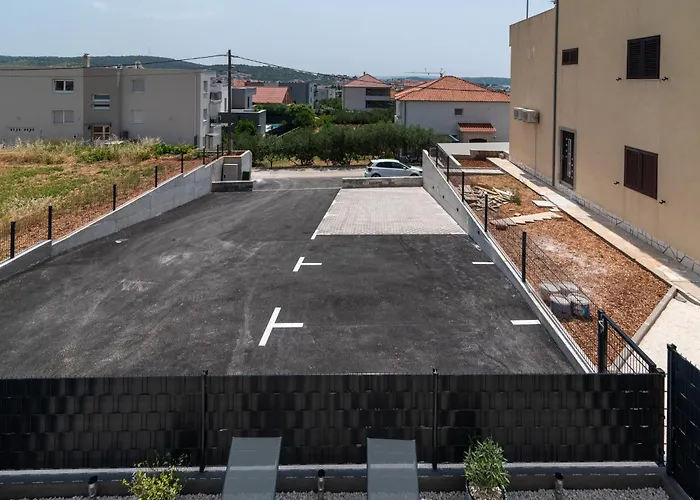Terra - Comfort With Garden, Terrace & Free Parking