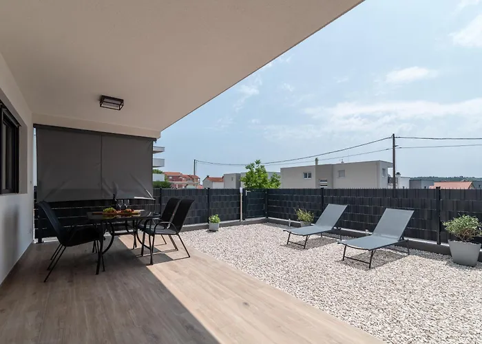 Terra - Comfort With Garden, Terrace & Free Parking شقة *