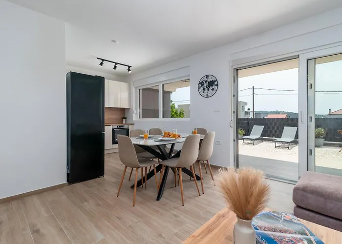 Apartman Terra - Comfort With Garden, Terrace & Free Parking Trogir