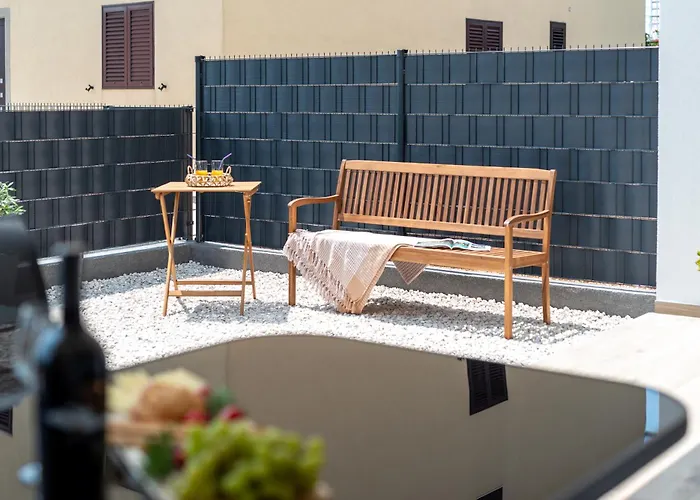 Terra - Comfort With Garden, Terrace & Free Parking