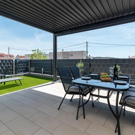 Διαμέρισμα Terra - Comfort With Garden, Terrace & Free Parking Τρογκίρ