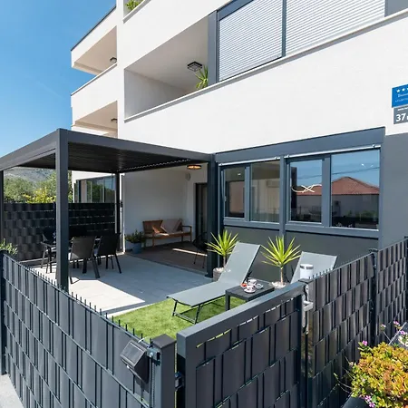 Διαμέρισμα Terra - Comfort With Garden, Terrace & Free Parking Τρογκίρ